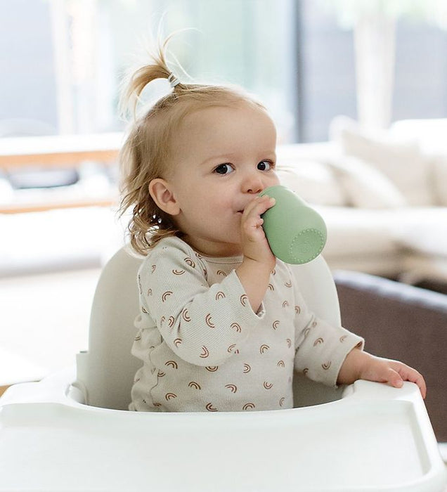 Tasse débutante avec paille en silicone - vert poussiéreux