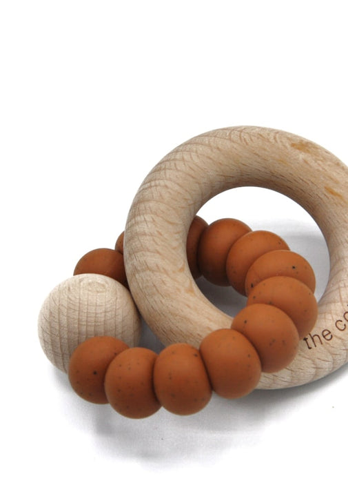 Teether avec une bague en bois, caramel