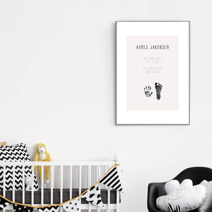 Affiche de naissance avec empreinte à la main et à l'empreinte et l'information de l'enfant, Rose