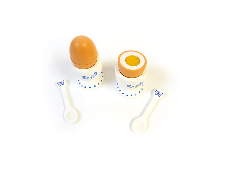 Tasses d'oeufs avec des œufs