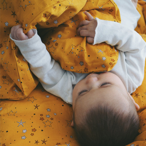 Baby Bedlinen, met en vedette la moutarde dorée