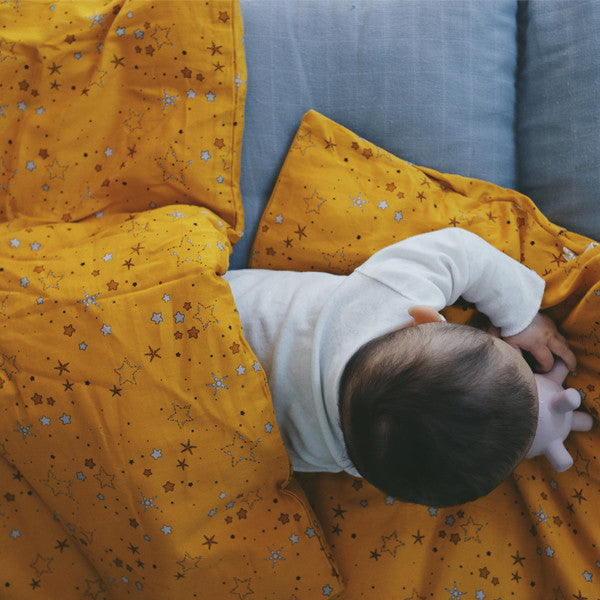 Le lit junior, met en vedette la moutarde dorée