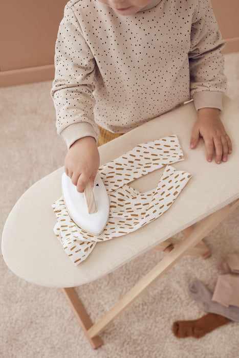 Planche à repasser avec du fer (hub pour enfants)