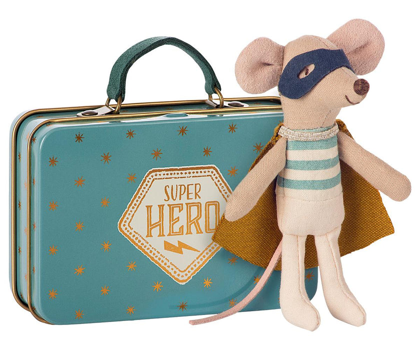 Super héros souris dans une valise